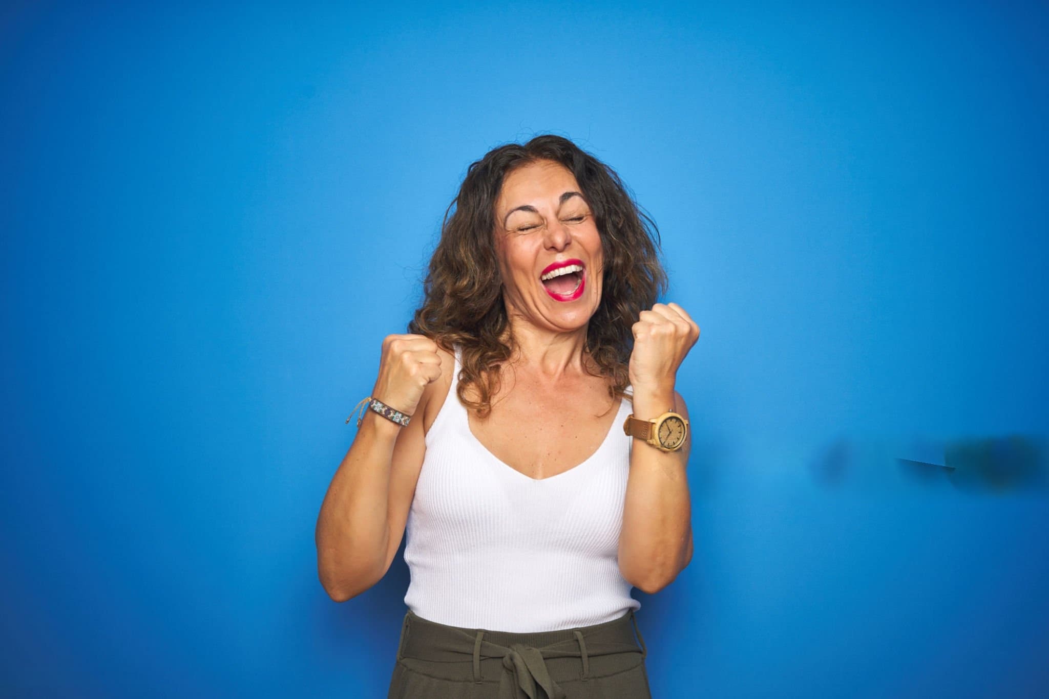 Femme célébrant sa victoire